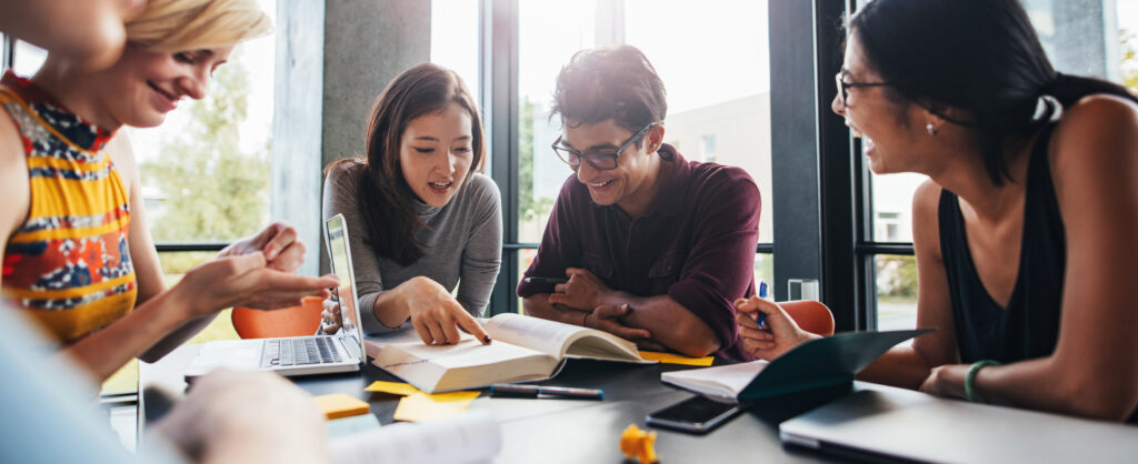 Jeunes salariés travaillant en équipe